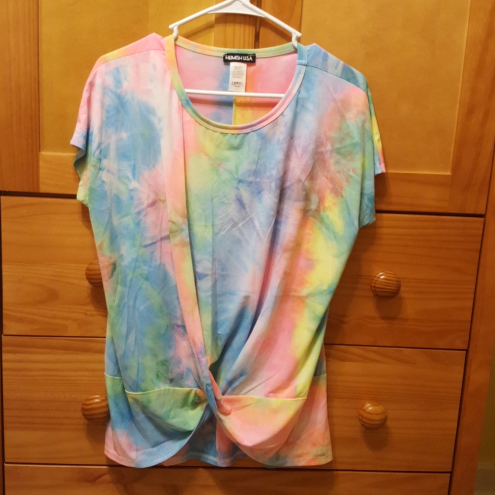 Tie dye shirt with twist in front